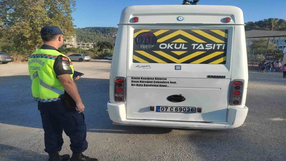 Antalya’da jandarmadan okul servis aracı denetimi