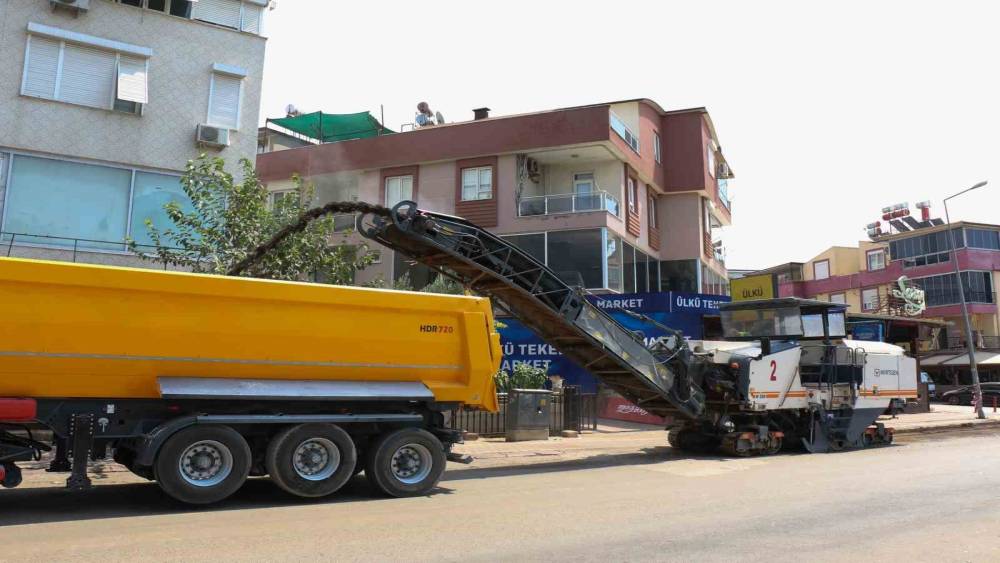 ANTALYA BULVARI YAN YOLUNDA ASFALT YENİLEME ÇALIŞMASI