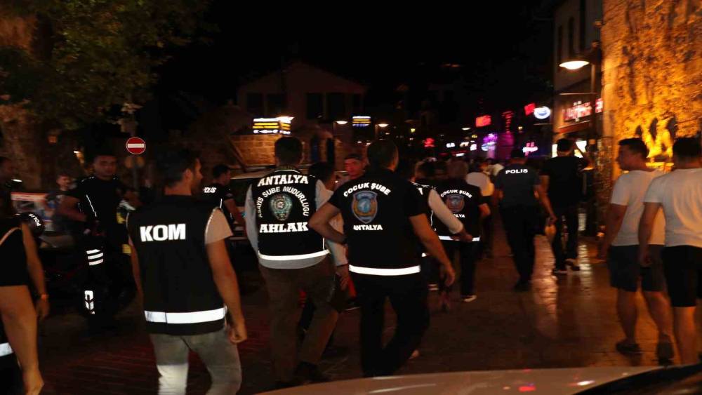 ANTALYA’DA EĞLENCE MERKEZLERİNE 48 EKİP 102 POLİSLE ’HUZUR’ UYGULAMASI