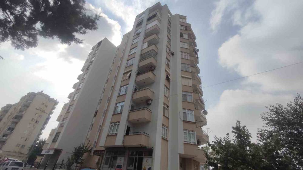 ADANA’DA CİNNET GETİREN ADAM EŞİ VE ÇOCUĞUNU ÖLDÜRÜP, KENDİSİNİ BIÇAKLA YARALADI