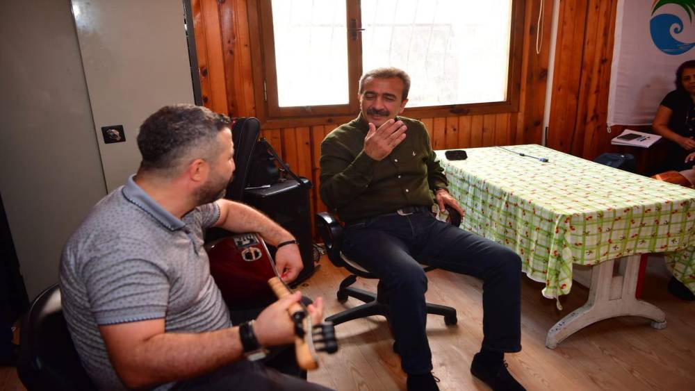 BAŞKAN SONER ÇETİN KURSİYERLERLE TÜRKÜ SÖYLEDİ