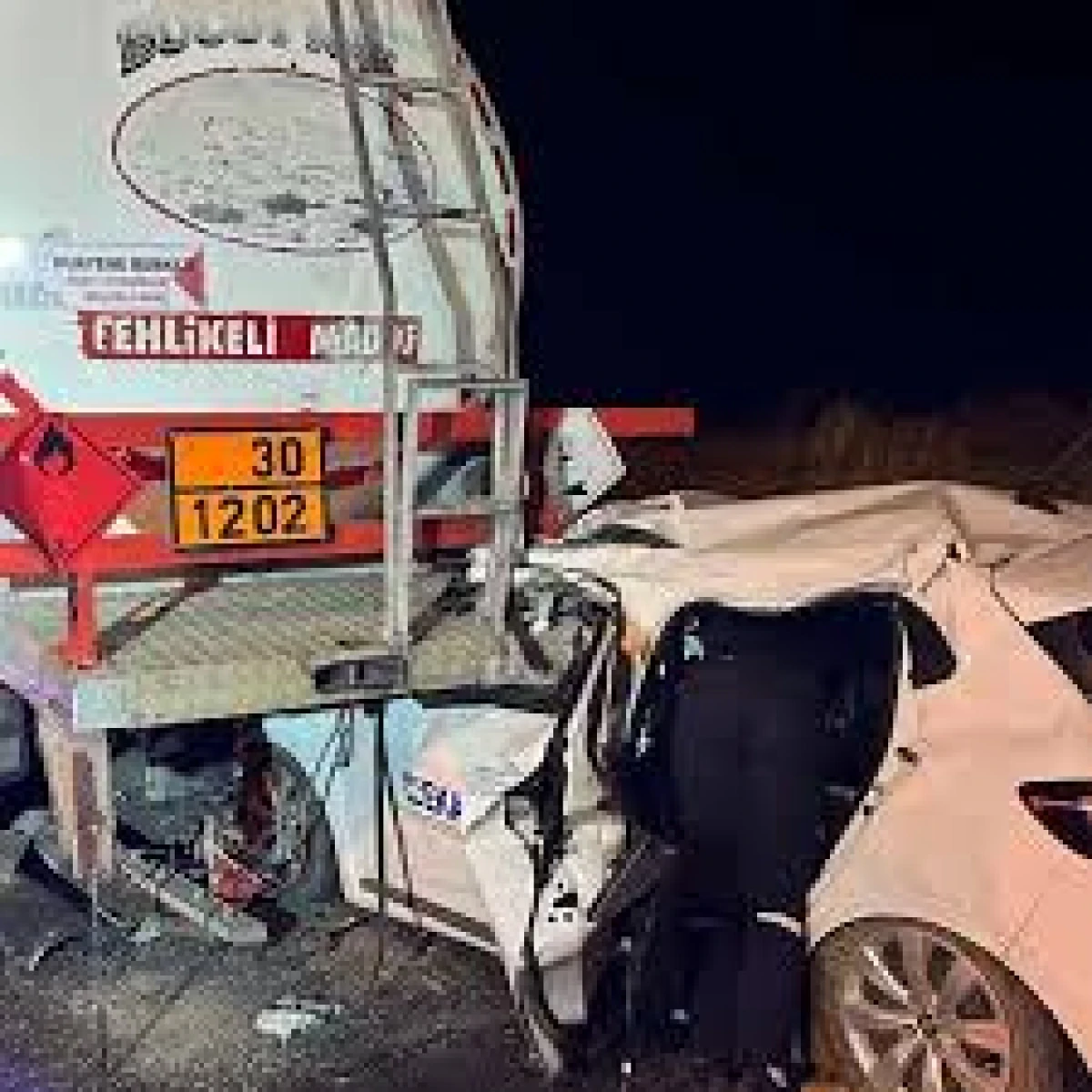 ADANA'DA OTOMOBİL PARK HALİNDEKİ TANKERE ÇARPTI: 2 KİŞİ YARALANDI