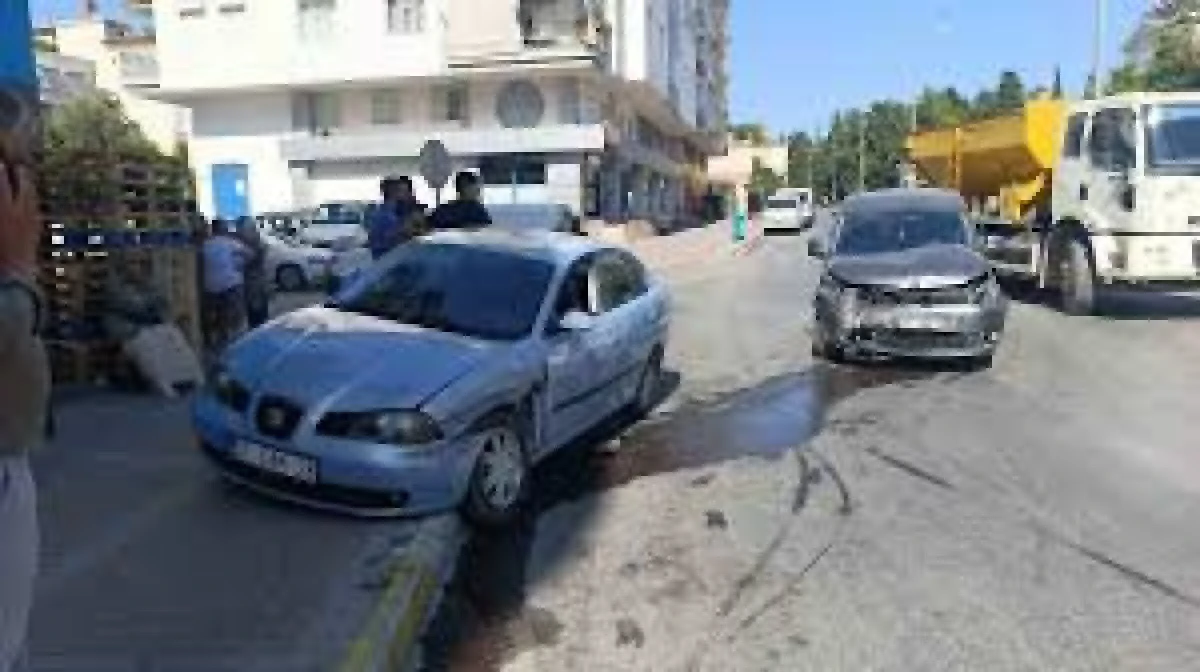 HAFİF TİCARİ ARAÇ İLE OTOMOBİL ÇARPIŞTI: 1 YARALI
