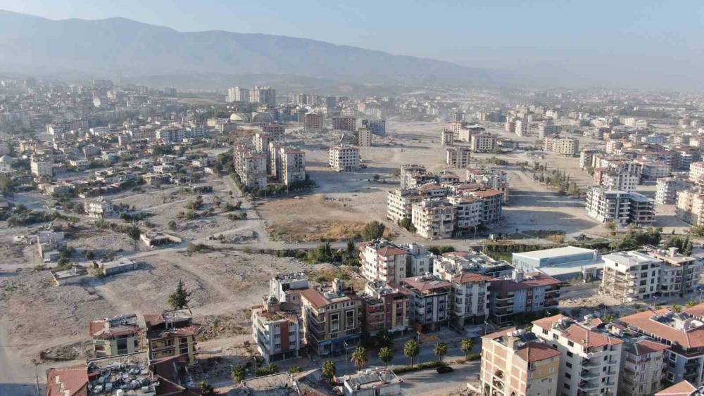 ENKAZIN KALDIRILMASIYLA TANINMAZ HALE GELEN HATAY’DA DEPREMZEDELER GELECEKTEN ÜMİTLİ