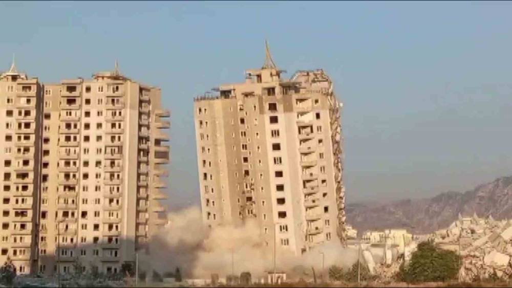 DİNAMİTLE PATLATILAN 16 KATLI DEVASA REZİDANSIN 2.BLOĞU KAĞIT GİBİ YERLE BİR OLDU