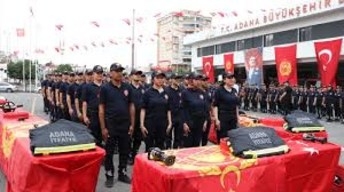 ADANA'DA 90 YENİ İTFAİYE ERİ, DÜZENLENEN TÖRENLE YEMİN EDEREK GÖREVE BAŞLADI.