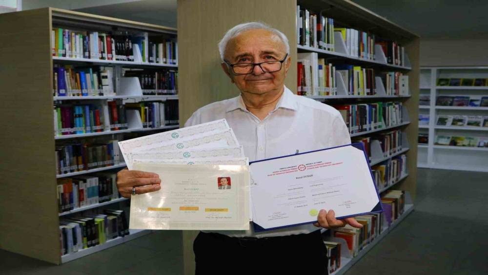 ’OKUMAK MUTLU EDİYOR’ DEDİ, 73 YAŞINDA 7’NCİ YÜKSEK LİSANSINA GEÇTİ
