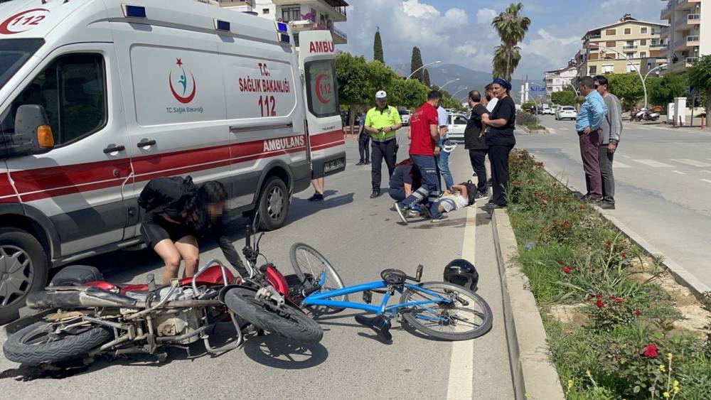 GENÇ KIZ, KAZADA YARALANAN 9 YAŞINDAKİ ÇOCUĞUN YANINDAN BİR AN OLSUN AYRILMADI