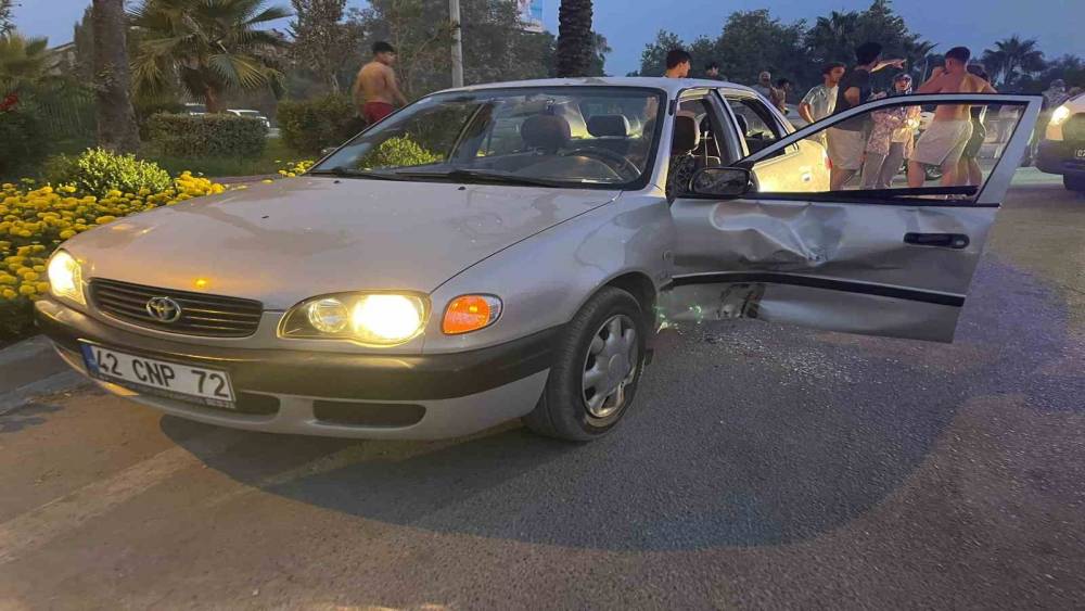 OTOPARKTAN ÇIKAN OTOMOBİLE ÇARPAN MOTOSİKLET SÜRÜCÜSÜ AĞIR YARALANDI
