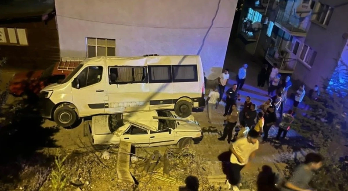 PARK HALİNDEYKEN FRENİ BOŞALAN MİNİBÜS, OTOMOBİLİN ÜZERİNE DÜŞTÜ