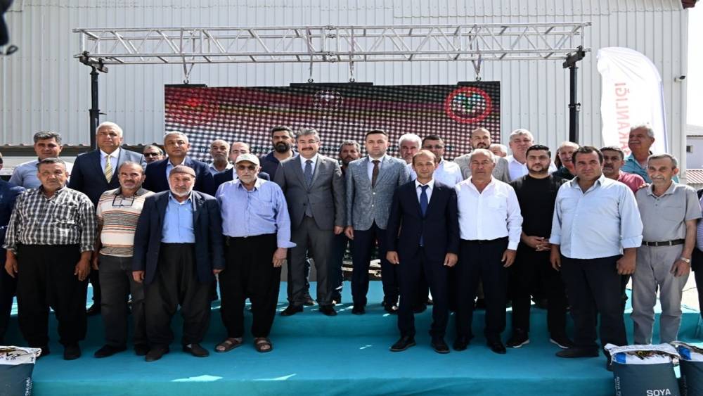 OSMANİYE’DE ÜRETİCİLERE YÜZDE 75 HİBE DESTEKLİ SOYA TOHUMU DAĞITILDI