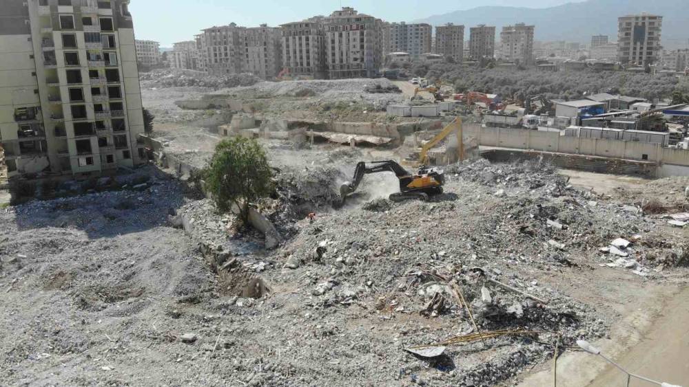YÜZLERCE KİŞİYE MEZAR OLAN RÖNESANS REZİDANS’IN SON BLOĞU DA YIKILDI