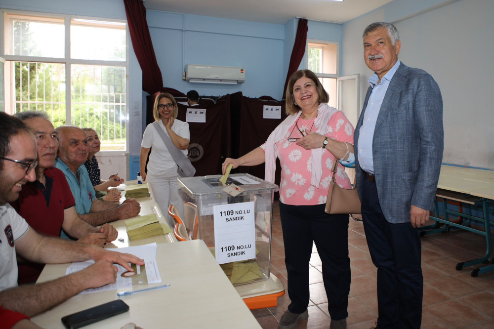 BAŞKAN ZEYDAN KARALAR VE EŞİ NURAY KARALAR OY KULLANDI