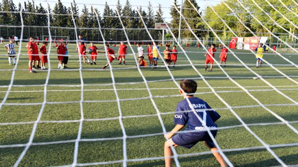 OSMANİYE’DE YAZ SPOR OKULLARINDA ÇOCUKLAR EĞLENEREK ÖĞRENİYOR