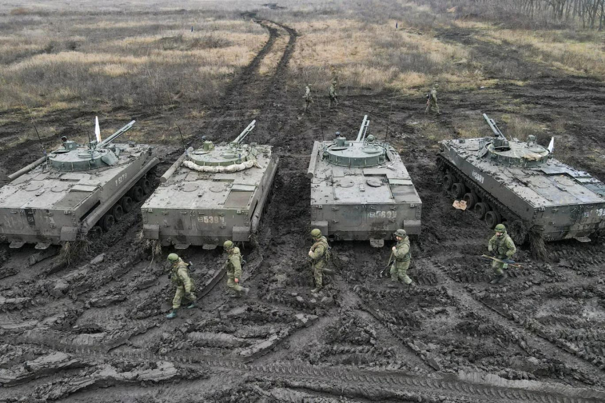 UKRAYNA, SINIRINA ASKER, TANK VE TOP YIĞAN ÜLKEYİ UYARDI: VURURUZ