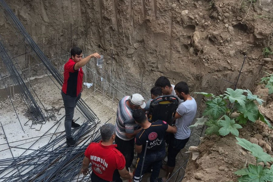 TEMEL KUYUSUNU DÜŞEN İNŞAAT İŞÇİSİNİN KASIĞINA DEMİR SAPLANDI