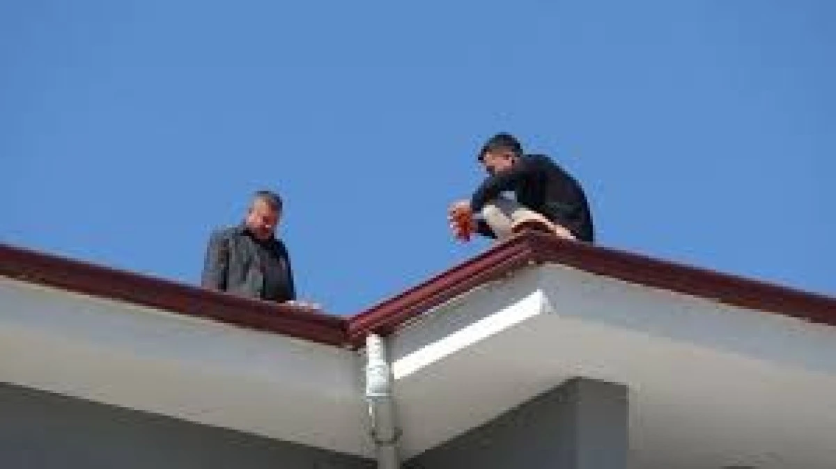 MALATYA'DA İŞÇİ, ALACAK İDDİASIYLA APARTMANIN ÇATISINA ÇIKTI