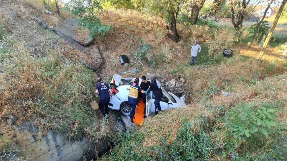 Burdur’da otomobil dereye uçtu, 2’si ağır 4 kişi yaralandı.