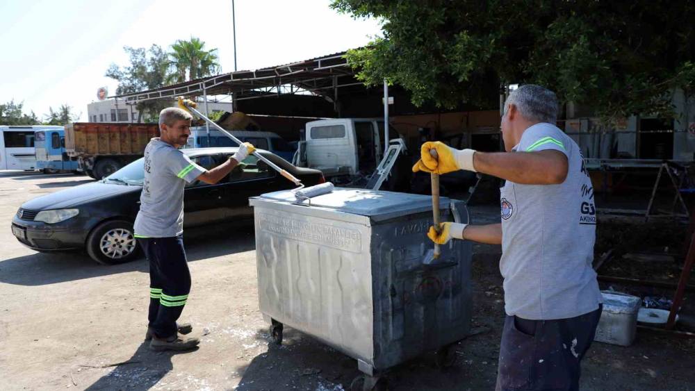AKDENİZ’DE ÇÖP KONTEYNIRLARI TAMİR EDİLİYOR, İLAÇLI SU İLE YIKANIP DEZENFEKTE EDİLİYOR