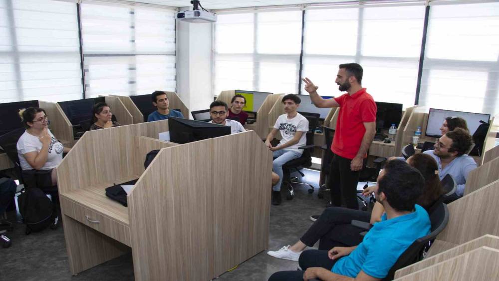 MERCEK KURSLARI GENÇLERİ GELECEĞİN MESLEKLERİNE YÖNLENDİRİYOR