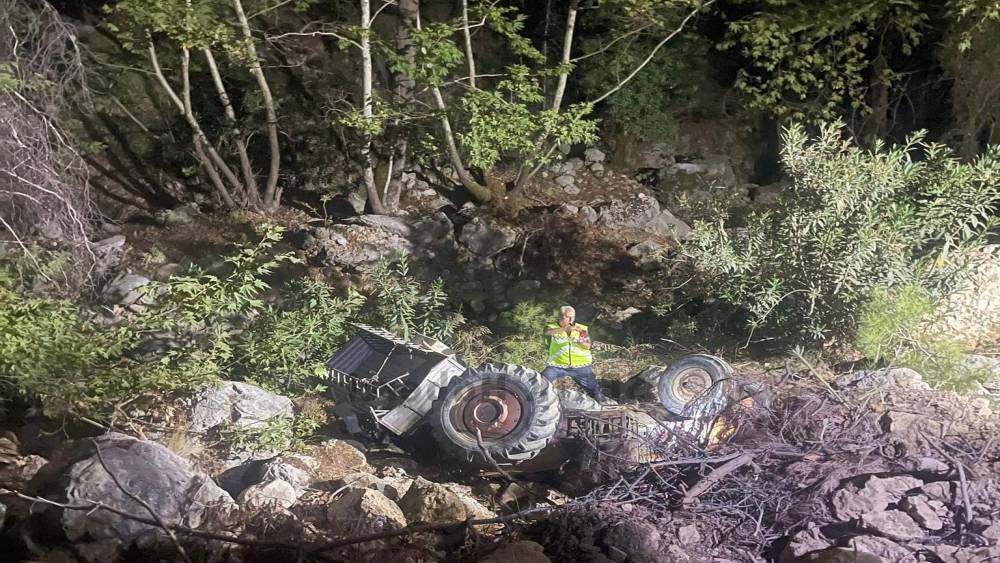TRAKTÖR UÇURUMA YUVARLANDI: 1 ÖLÜ, 1 YARALI