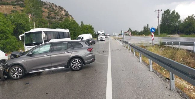 BURDUR-FETHİYE KARAYOLUNDA İKİ OTOMOBİL ÇARPIŞTI: 6 YARALI