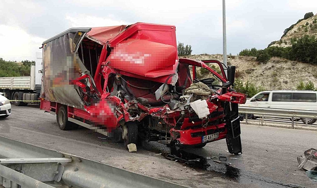 BURDUR-ANTALYA KARAYOLUNDA KAMYONA ARKADAN ÇARPAN KAMYONETTEKİ YOLCU HAYATINI KAYBETTİ
