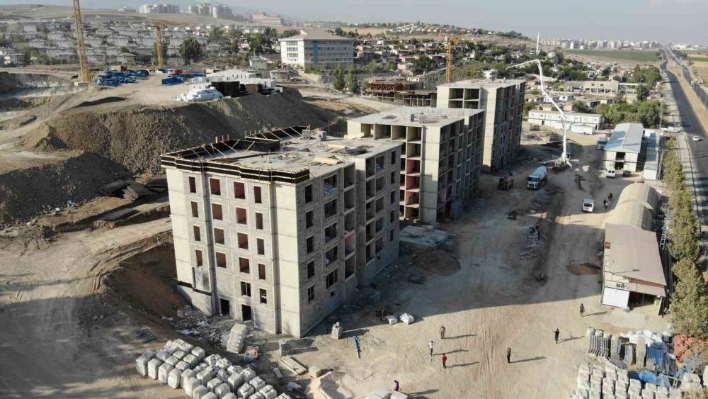32 BİN BAĞIMSIZ KONUTUN YOK OLDUĞU ENKAZ KENT KIRIKHAN’DA TOKİ KONUTLARI YÜKSELİYOR