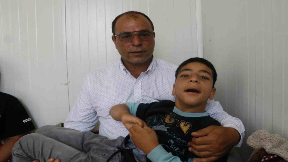 DEPREMDE EVSİZ KALDI, OĞLUNUN TEDAVİSİ İÇİN AİLESİYLE ADANA’YA YERLEŞTİ