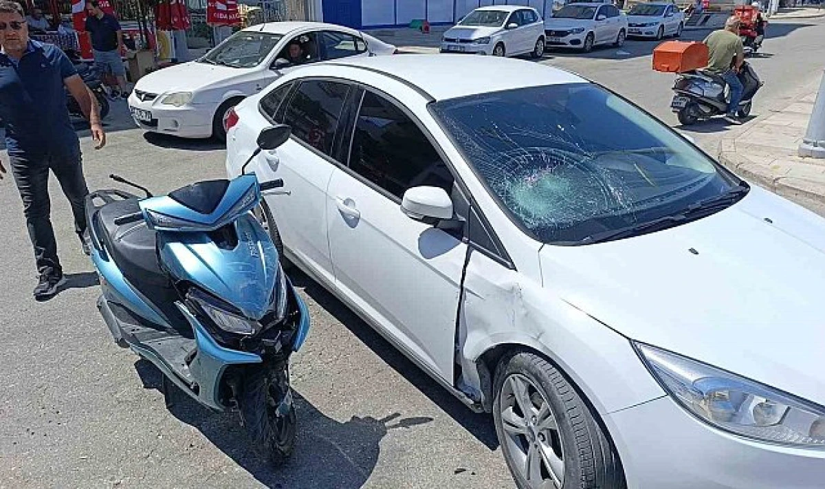 KASKI SAYESİNDE ÖLÜMDEN DÖNDÜ...MOTOSİKLETLİ SÜRÜCÜ, OTOMOBİLE BÖYLE ÇARPTI