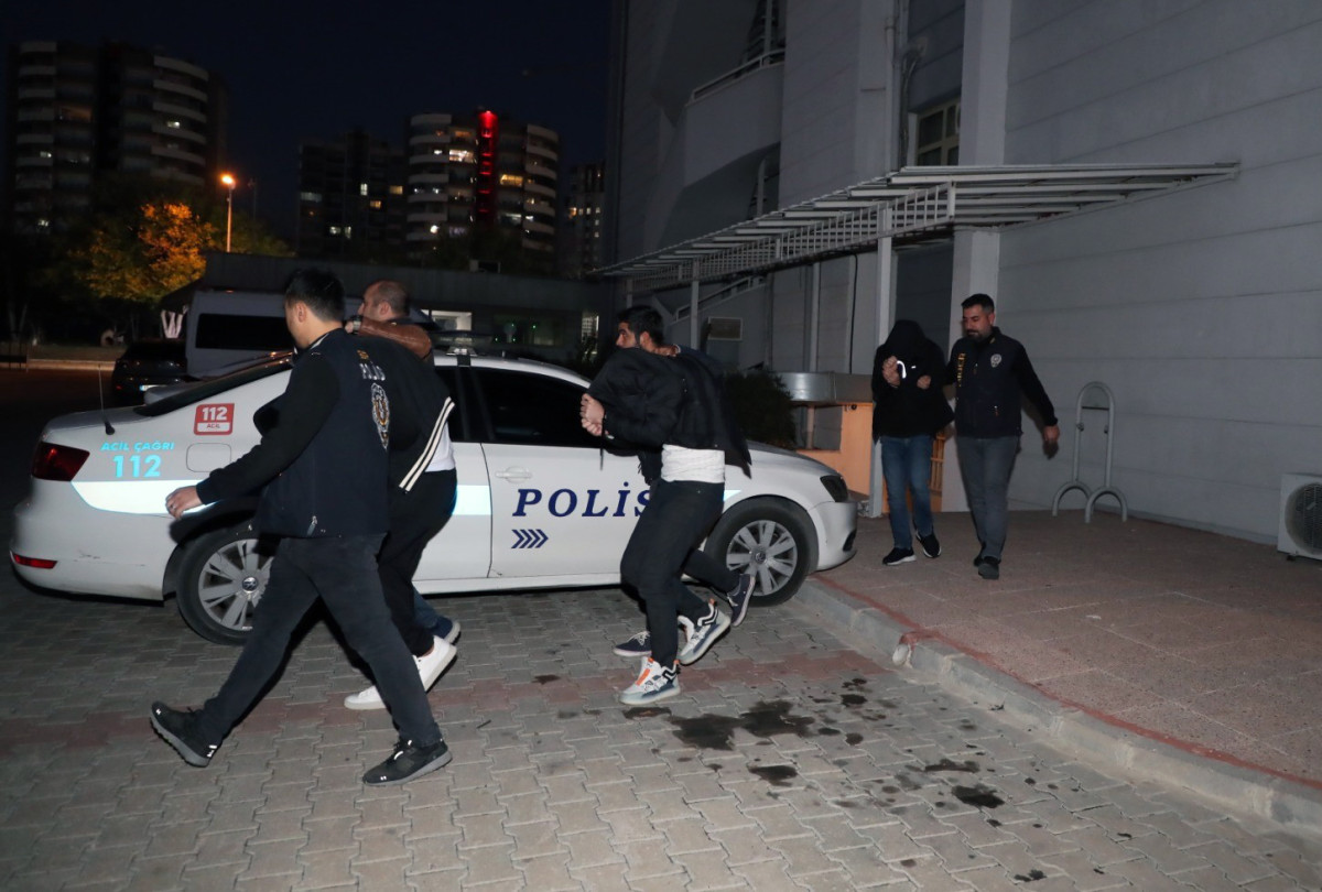 MERSİN’DE İNTERNET ÜZERİNDEN KAZANÇ VAADİYLE DOLANDIRICILIK YAPANLARA OPERASYON
