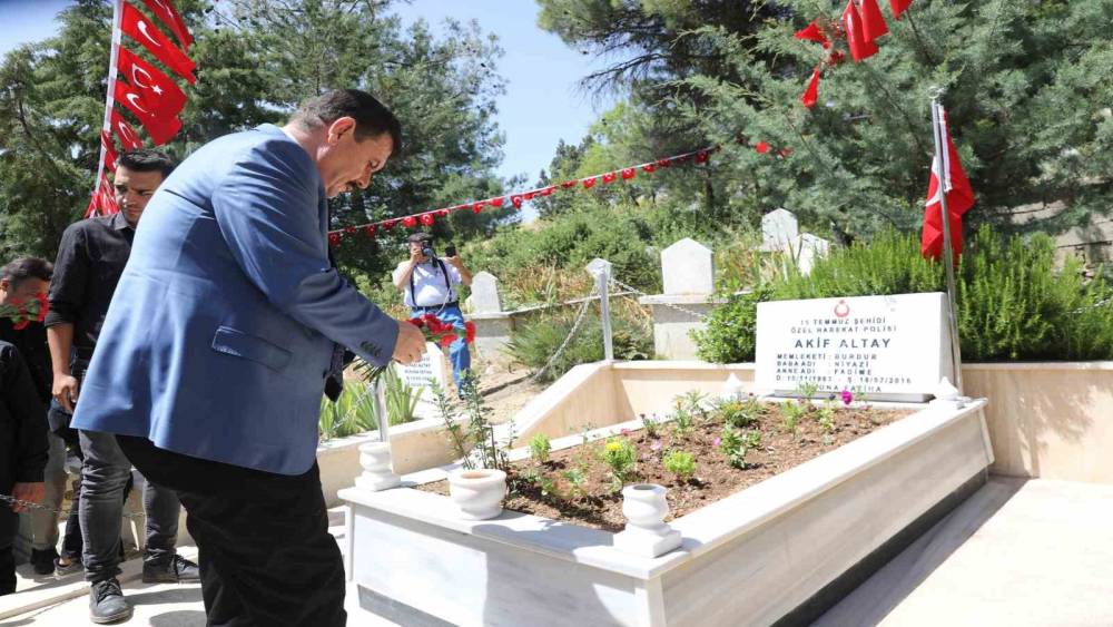 BURDUR’DA 15 TEMMUZ ŞEHİDİ MEZARI BAŞINDA ANILDI