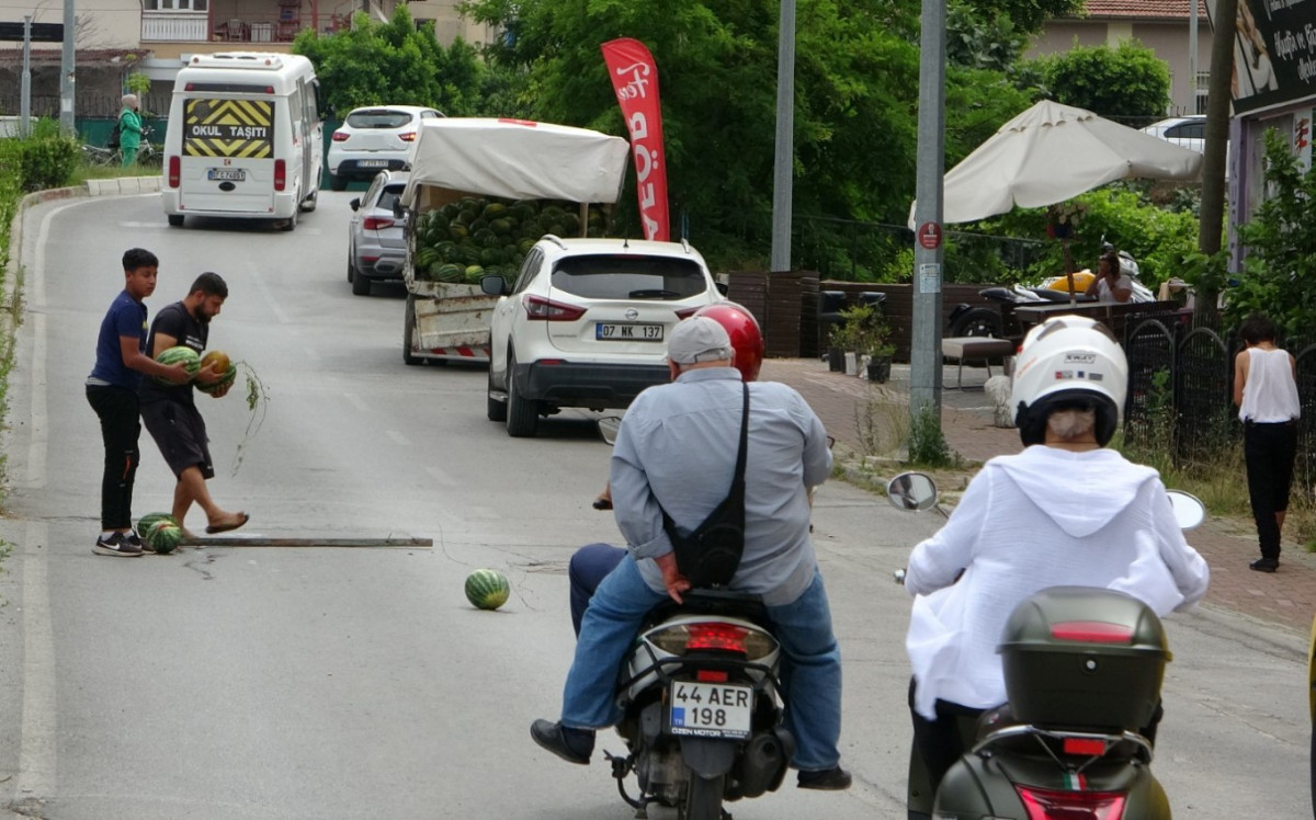 KAMYONETTEN DÜŞEN ÇOCUK MİNİBÜSÜN ALTINDA KALMAKTAN SON ANDA KURTULDU...