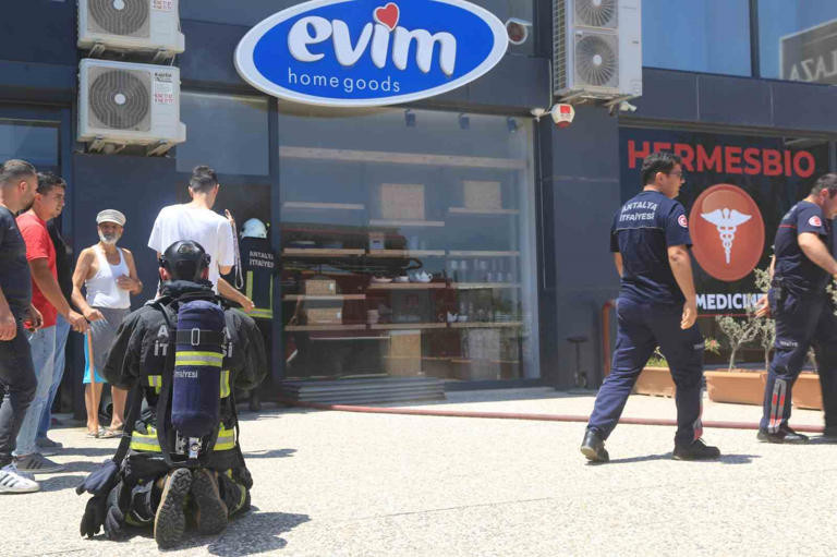 İŞYERİNİN YANIŞINI ÇARESİZ BAKIŞLARLA İZLEDİ