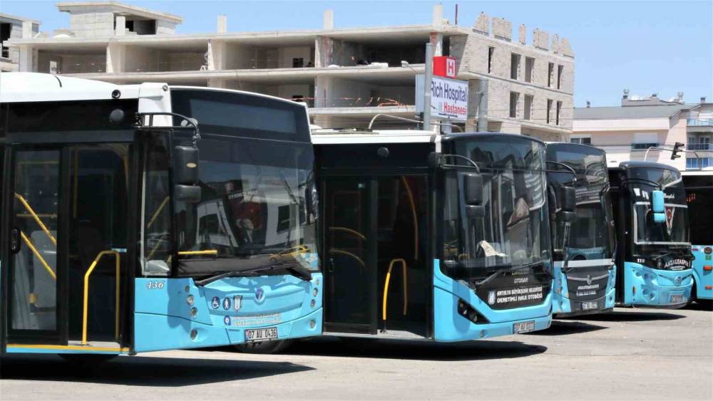Turizm sezonunu açan Antalya’da toplu taşımada 17 bin TL maaşla şoför bulunamıyor