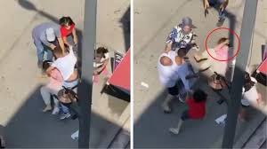 SOKAK ORTASINDA DARP! ÇOCUKLAR ANNELERİNE SİPER OLURKEN BABA ÖLÜM TEHDİTLERİ SAVURDU