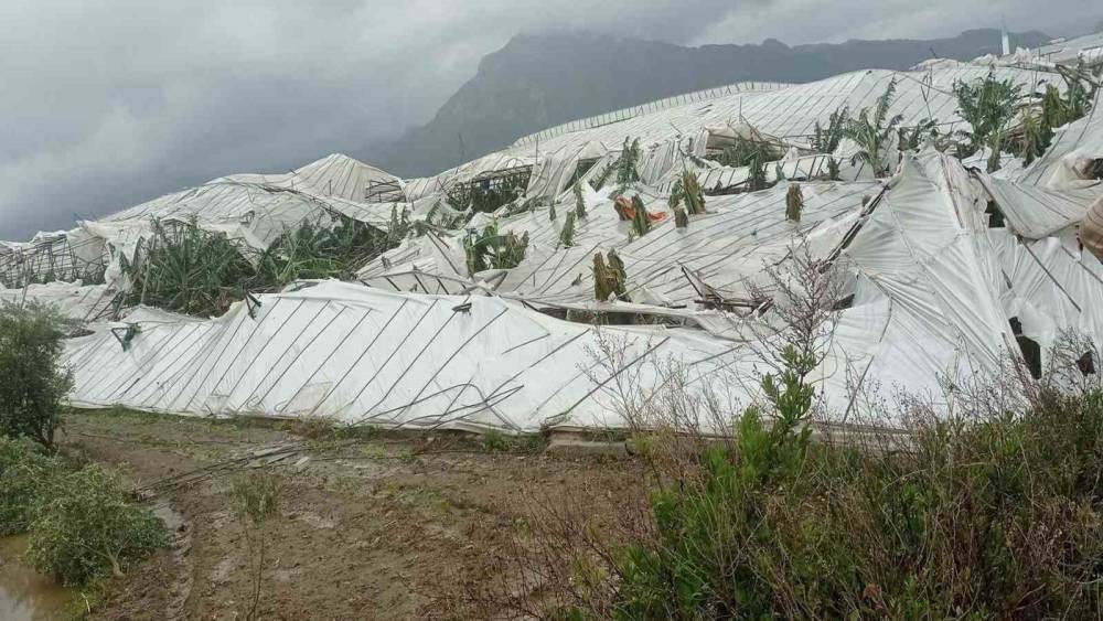 Mersin Valiliği: Hortumda 13 kişi yaralandı, 100 sera zarar gördü
