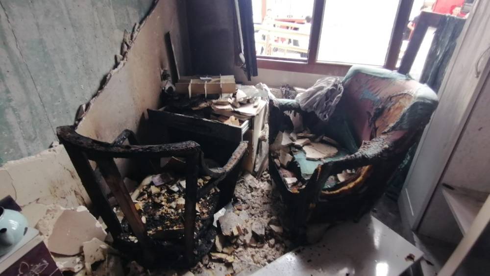 ŞARJDA ISINIP PATLAYAN TELEFON EVİN İÇERİSİNİ SAVAŞ ALANINA ÇEVİRDİ