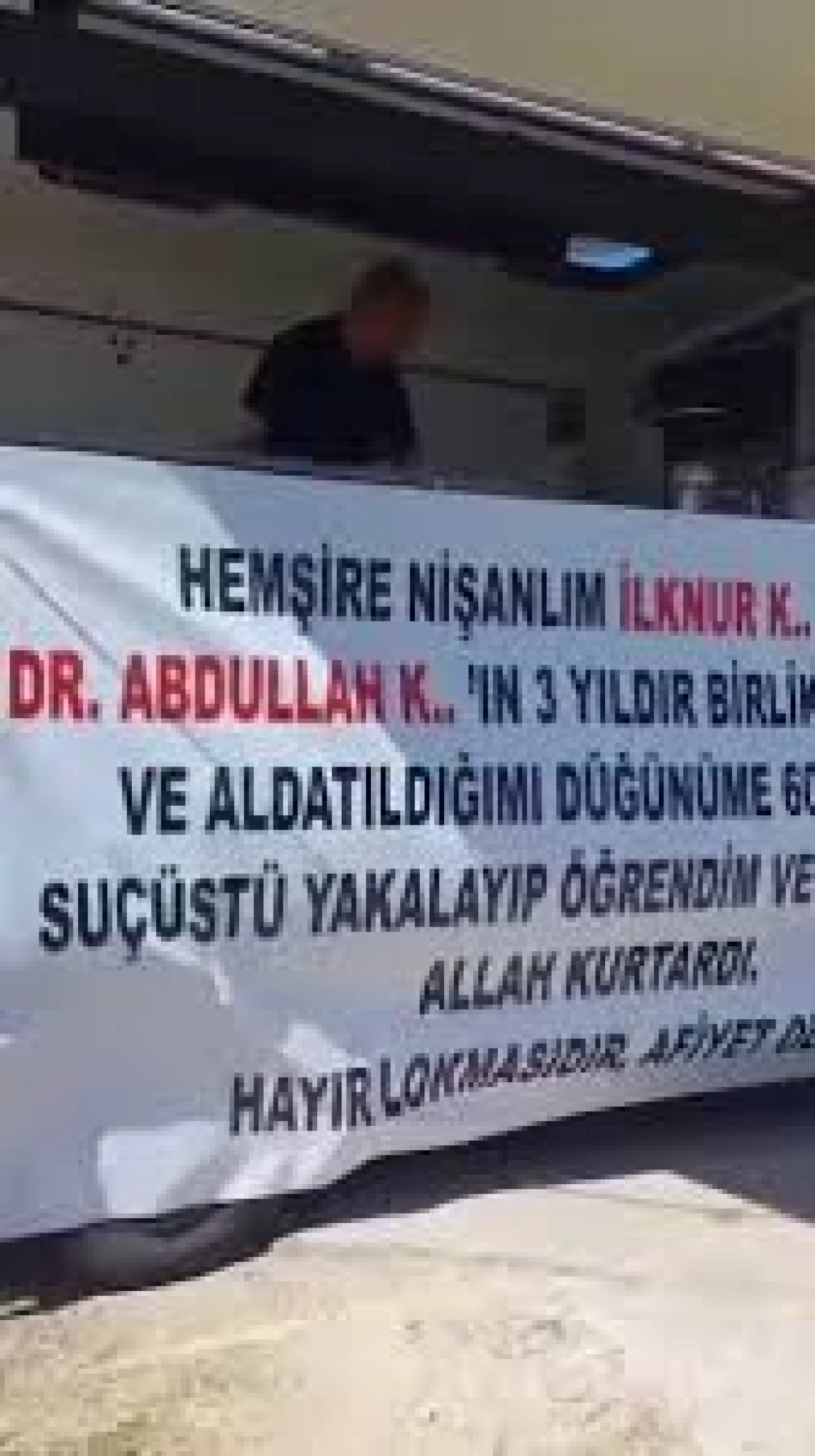 NİŞANLISININ GİZLİ İLİŞKİSİNİN OLDUĞUNU ÖĞRENİNCE, AFİŞ YAPTIRIP LOKMA DAĞITTI