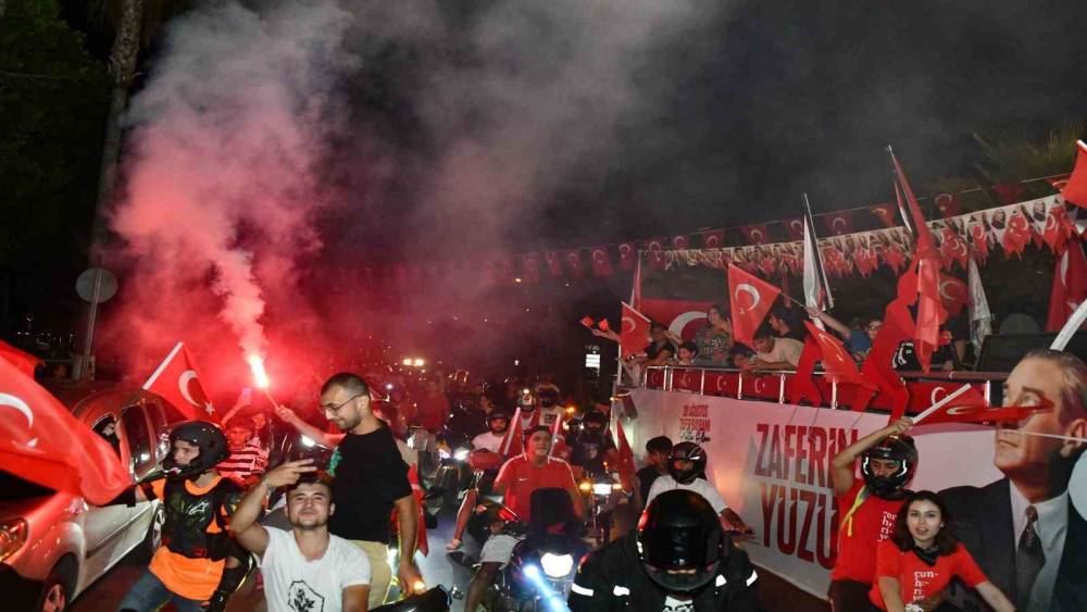 YENİŞEHİRLİLER ZAFERİN COŞKUSUNU SOKAKLARA TAŞIDI