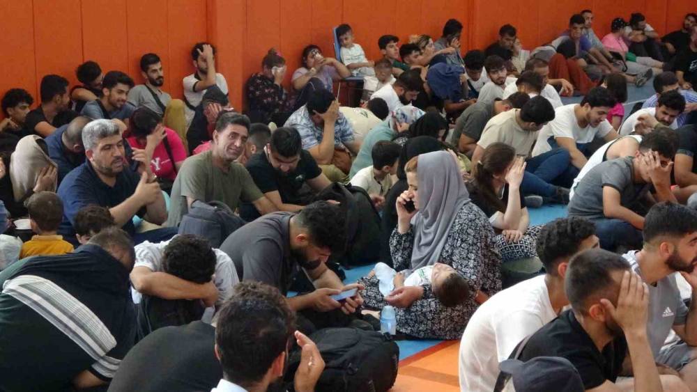 İTALYA’YA GİTMEYE ÇALIŞAN 270 GÖÇMEN MANAVGAT’TA TEKNEYE BİNMEDEN YAKALANDI