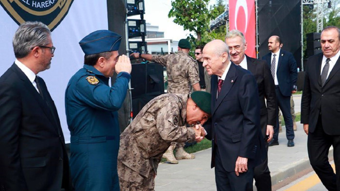 ÖZEL HAREKATÇILARIN BAHÇELI'NIN ELINI ÖPTÜĞÜ ZIYARETTEN YENI GÖRÜNTÜLER