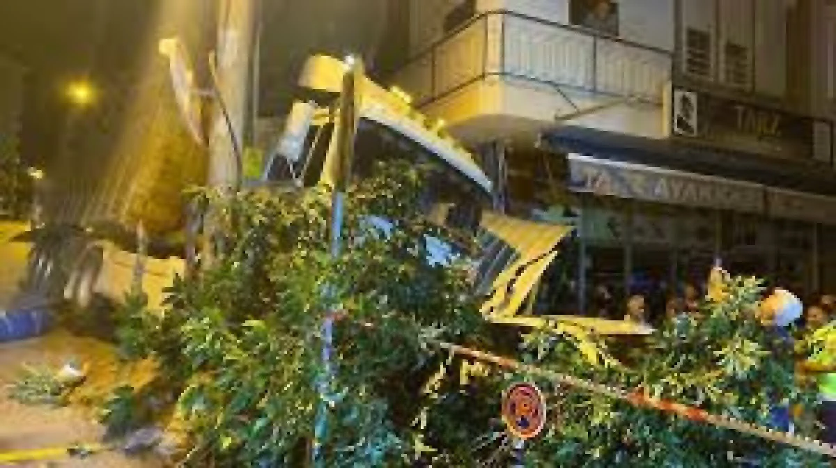 FRENİ BOŞALAN TIR, PARK HALİNDEKİ 2 OTOMOBİLE ÇARPARAK DURABİLDİ...O ANLAR KAMERADA