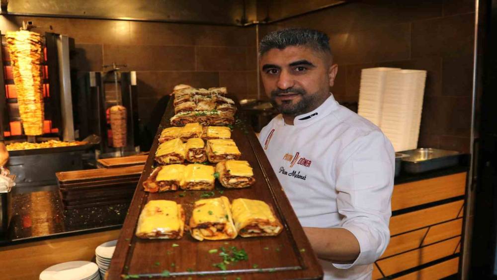 KEBABIN BAŞKENTİNDE ‘PİTON DÖNER’ İLE FARK OLUŞTURUYOR