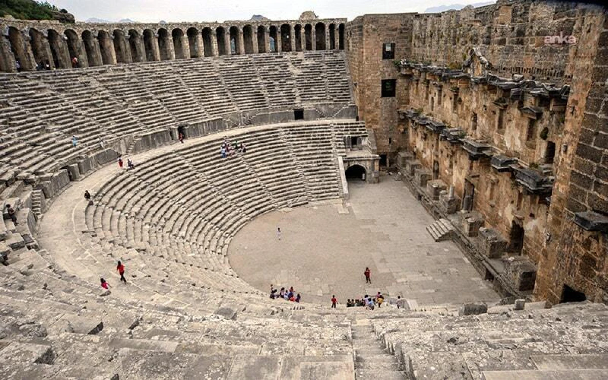 ASPENDOS ANTİK KENTİ'NDE, "ASPENDOSLU BİR GÜREŞÇİ"YE AİT SANDIK TİPİ MEZAR GÜN YÜZÜNE ÇIKARILDI