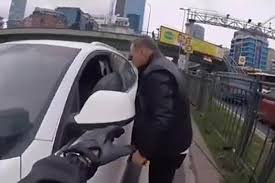 TRAFİKTE KORNA ÇALDIĞI GEREKÇESİYLE 3 KİŞİNİN SALDIRISINA UĞRADI