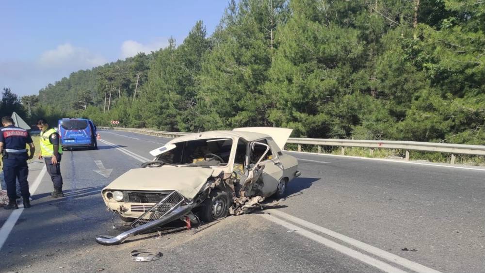 Antalya’da otomobiller çarpıştı: 2 yaralı