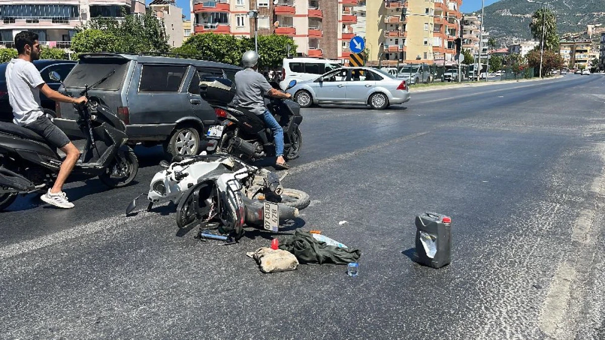 ALANYA’DA MOTOSİKLET İLE OTOMOBİL ÇARPIŞTI: 1 YARALI