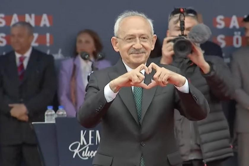 SANDIKLARIN KAPANMASINA SAATLER KALA DİKKAT ÇEKEN PAYLAŞIM