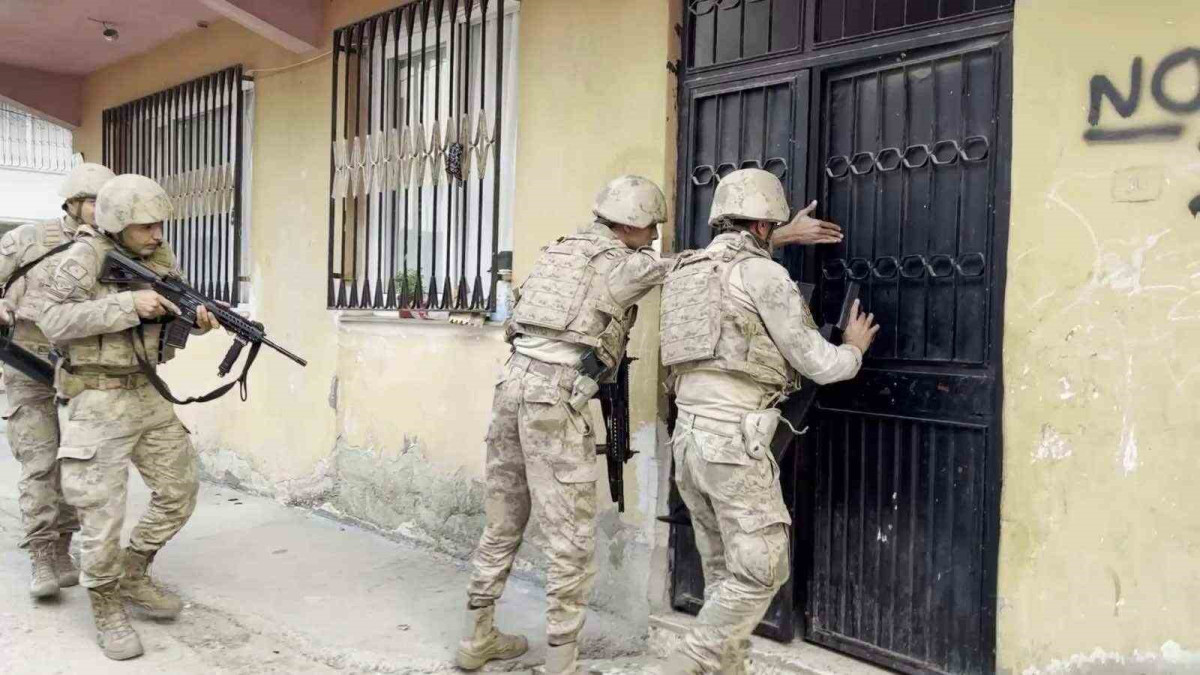 MERSİN'DE TERÖR ÖRGÜTÜ PKK'YA OPERASYON: 12 GÖZALTI
